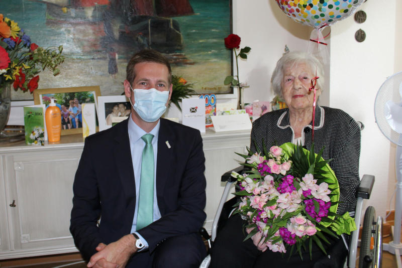 Bürgermeister Christoph Schultz gratuliert Wilhelmina Tiegelkamp zum hundertsten Geburtstag.