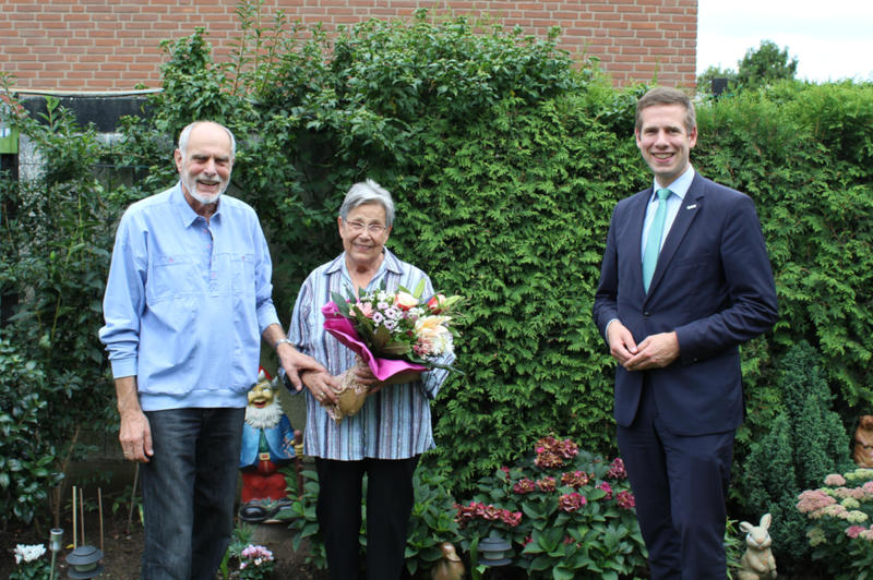 Bürgermeister Christoph Schultz (r.) beglückwünscht Siegrid und Ulrich Weiß zum 60. Ehe-Jubiläum.