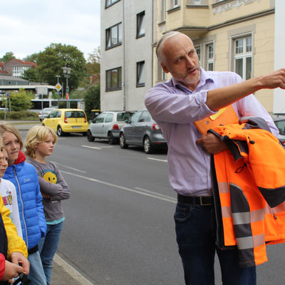Der Arbeitskreis Verkehr des Kinderparlamentes ließ sich von Sven Wernke aus der Abteilung Straße die Pläne für die Querungshilfe erklären.