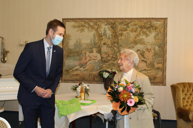 Bürgermeister Christoph Schultz gratuliert Alexia Drees zum hundertsechsten Geburtstag.