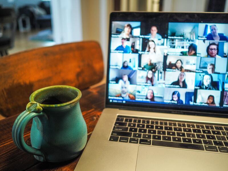 Online-Videokonferenz auf einem Laptop