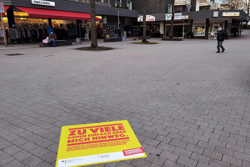 Die Bodenplakate sollen im ganzen Stadtgebiet - hier am Hochdahler Markt - Passantinnen und Passanten aufmerksam machen und zum Nachdenken über Vorurteile anregen.