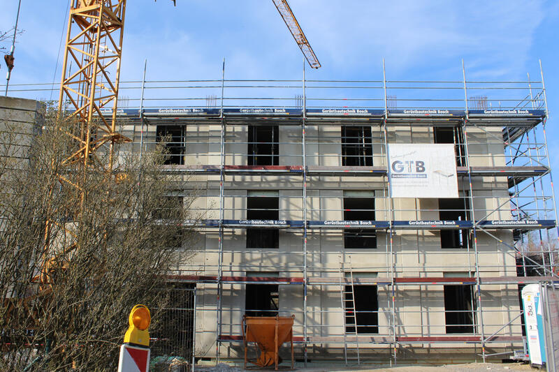 Die Rohbauarbeiten am neuen Übergangswohnheim in der Gruitener Straße sind fast abgeschlossen. Bis Ende des Jahres soll der Neubau fertiggestellt sein.