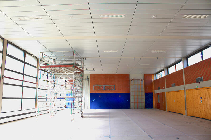 Die Sporthalle der Carl-Fuhlrott-Schule in Hochdahl zeigt sich frisch saniert: Hier wurden Hallendecke und Beleuchtungsanlage erneuert.