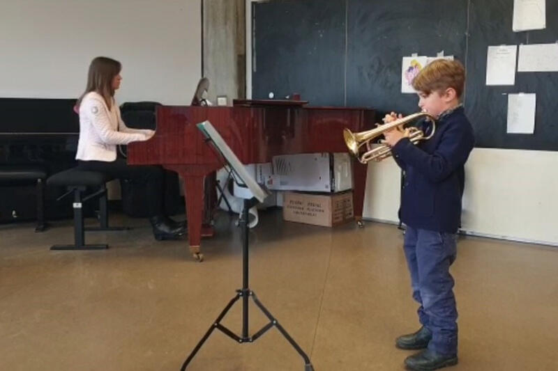 Tajan Lindeijer spielte mit fünf Jahren in der jüngsten Altersgruppe 1a des Wettbewerbs "Jugend musiziert" und wurde mit dem ersten Preis ausgezeichnet.