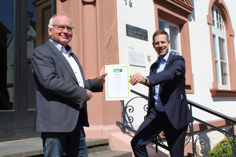 Bürgermeister Christoph Schultz und der Vorsitzende der Fairtrade-Steuerungsgruppe Andreas Kuchenbecker freuen sich über die Auszeichnung.