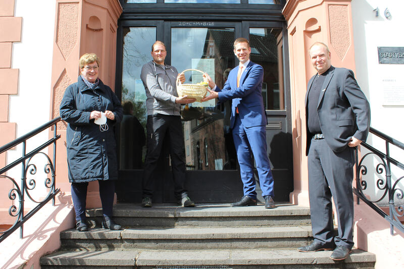 Bürgermeister Christoph Schultz und seine Stellvertretungen Regina Wedding und Marc Göckeritz bedanken sich mit einem Präsentkorb bei Lars Busch, der sich im Stadtteil Hochdahl engagiert.