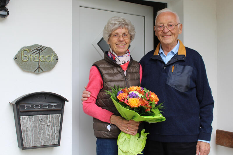 Vera und Peter Graack mit den bunten Blumengrüßen zur Diamantenen Hochzeit von Bürgermeister Christoph Schultz.