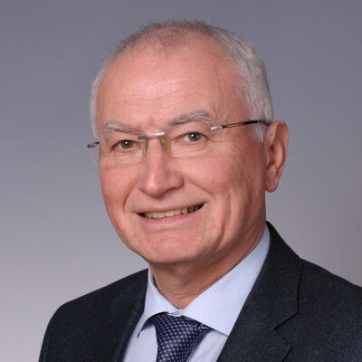 Arno Werner (CDU) war von 1999 bis 2015 Bürgermeister der Stadt Erkrath und übernahm nach der Abschaffung des Amtes des Stadtdirektors zudem die Leitung der Stadtverwaltung.