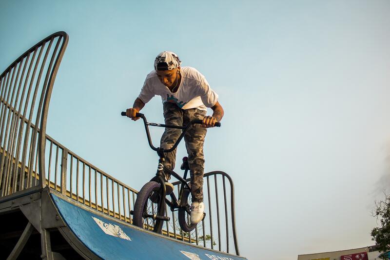 Das Bild zeigt einen BMX-Fahrer auf der Rampe einer Skateanlage.