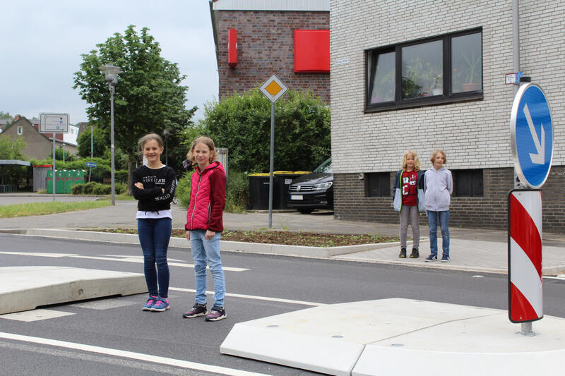 Das Erkrather Kinderparlament initiierte im vergangenen Jahr die Errichtung einer Querungshilfe an der Morper Allee. Klara und Sophie vom Arbeitskreis Verkehr probierten den neu errichteten Überweg gleich aus.