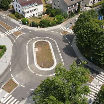 Der Kreisverkehr am Millrather Weg ist für den Verkehr freigegeben und soll nun die Verkehrsabwicklung rund um den Kontenpunkt am Neuenhausplatz in Unterfeldhaus verbessern.