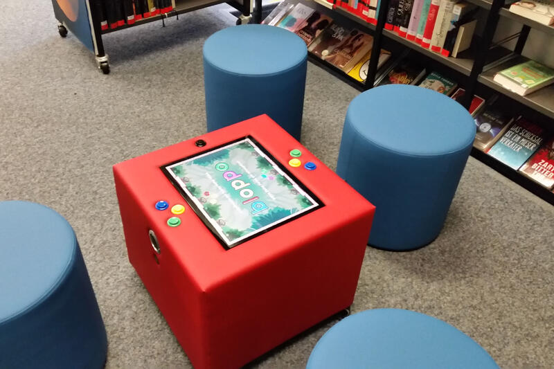Der Spielewürfel "Kuti" in der Stadtbücherei im Bürgerhaus.