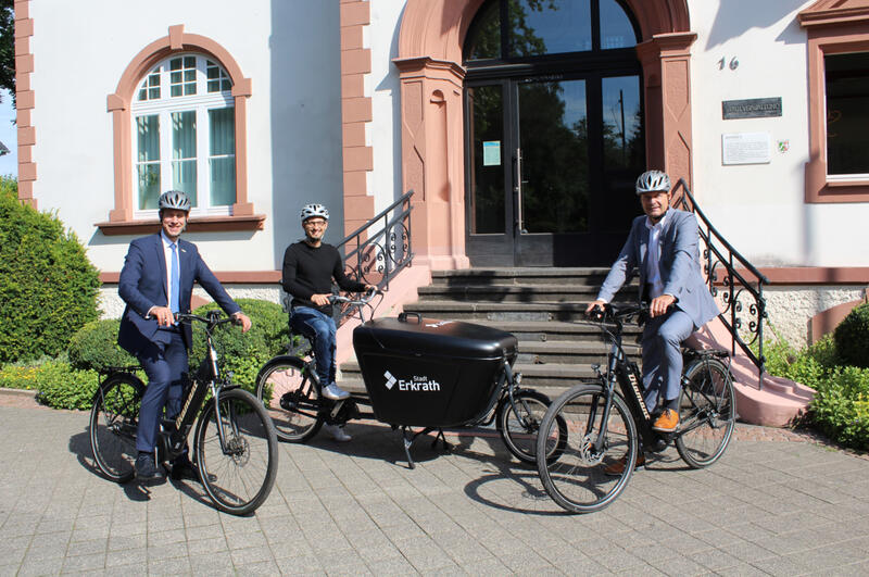 V.l.n.r.: Bürgermeister Christoph Schultz, Gesundheitsmanager und Stadtsprecher Thomas Laxa sowie Kämmerer Thorsten Schmitz freuen sich über die neuen Räder, die künftig auf kurzen Dienstwegen eingesetzt werden sollen.