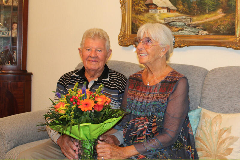 Maria und Waldemar freuten sich über die Glückwünsche von Bürgermeister Christoph Schultz zur Eisernen Hochzeit.