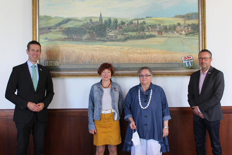 Die neuen Vorstandsvorsitzenden des Tafel Erkrath e.V. Renate Ott (2.v.r.) und Angéla Vogelsang haben sich im Rathaus mit Bürgermeister Christoph Schultz (r.) und Sozialdezernent Michael Pfleging ausgetauscht.