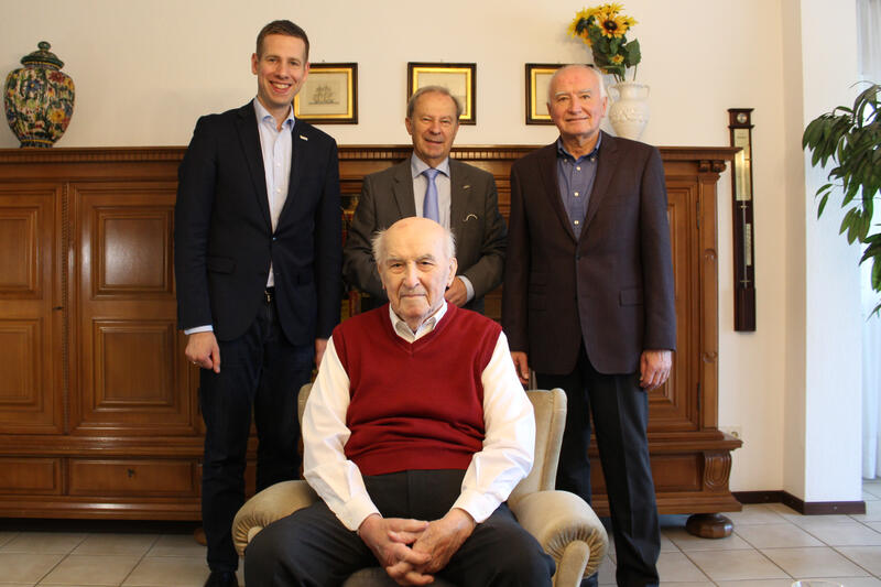 Bürgermeister Christoph Schultz (l.) besuchte mit dem stellvertretenden Landrat Michael Ruppert (Mi.) Arno Werner an seinem 101. Geburtstag. An der Seite seines Vaters feierte auch Bürgermeister a.D. Arno Werner (r.).