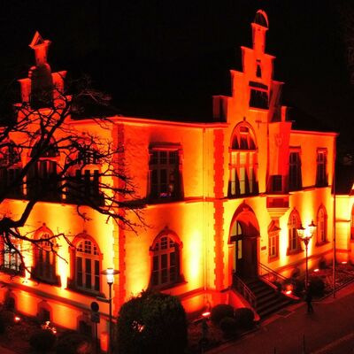 Luftaufnahme des Erkrather Rathauses am Orange Day. Copyright: Lumievent