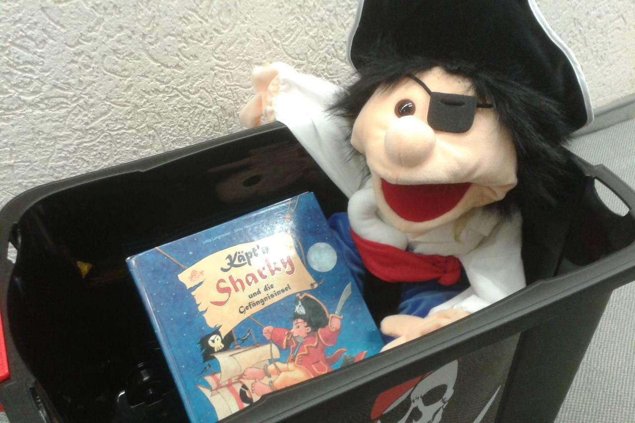 Maskottchen der Buchpiraten, Plüschfigur Pirat mit Buch von Käpt'n Sharky