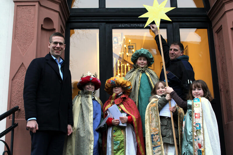 Bürgermeister Christoph Schultz (1.v.l.) empfing die Sternsinger der Erkrather Pfarrgemeinschaft St. Johannes der Täufer und Mariä Himmelfahrt im Rathaus.