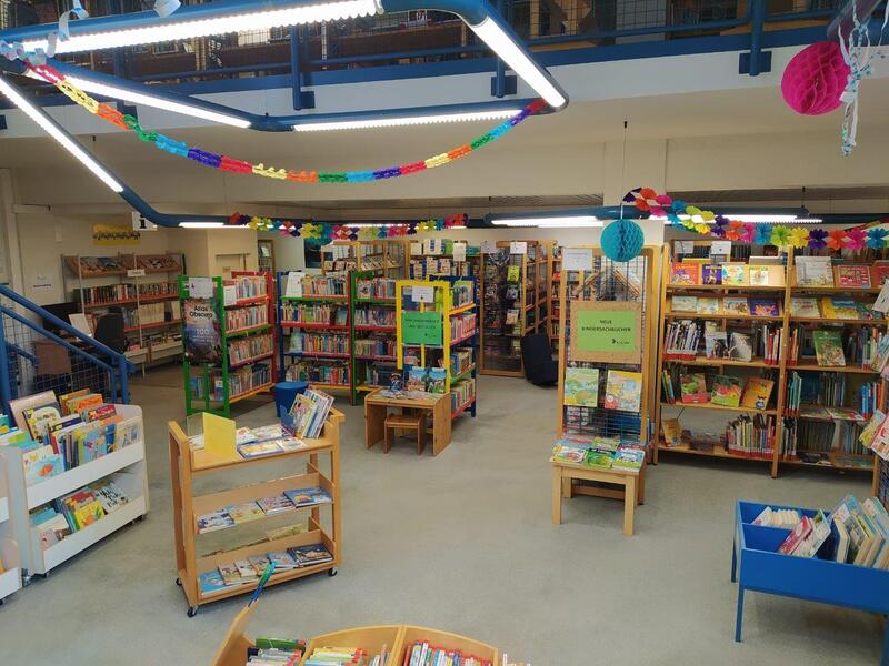 Die Abteilung Kinderbücher in der Stadtbücherei im Kaiserhof ist nach einer Renovierung wieder geöffnet.