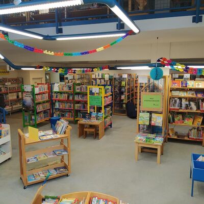 Die Abteilung Kinderbücher in der Stadtbücherei im Kaiserhof ist nach einer Renovierung wieder geöffnet.