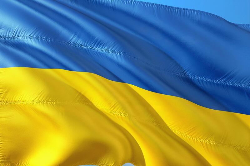 Die wehende Flagge der Ukraine.