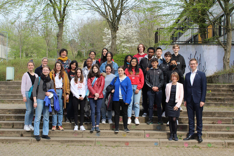 Bürgermeister Christoph Schultz begrüßte die französischen Schülerinnen und Schüler am Gymnasium Hochdahl in Erkrath.
