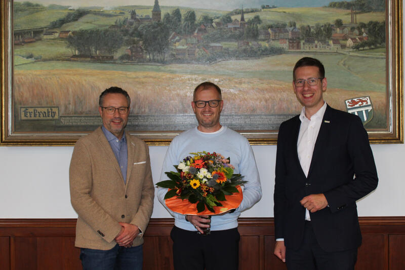 Bürgermeister Christoph Schultz (re.) und Beigeordneter Michael Pfleging(li.) verabschiedeten den langjährigen Vorsitzenden der Stadtschulpflegschaft Frank Neas aus seinem Amt.