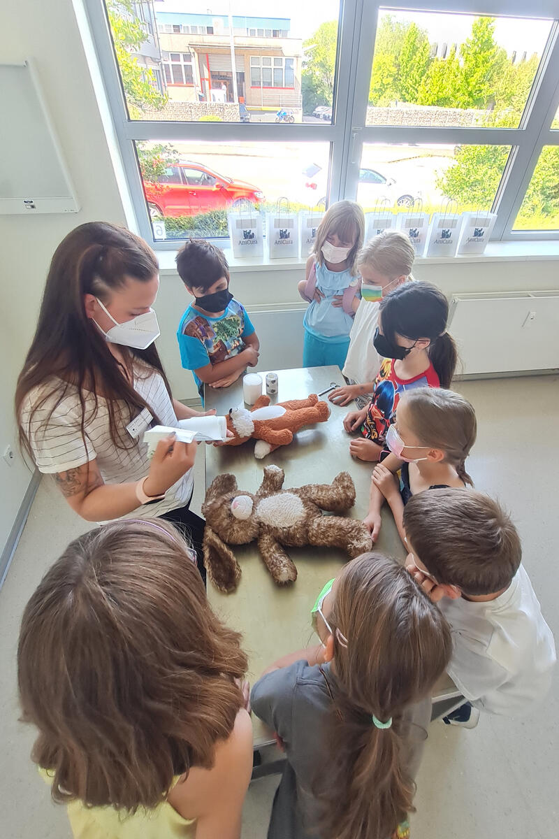 Im Rahmen des Freizeitspaß-Programms besuchten acht Kinder die Tierklinik Neandertal.
