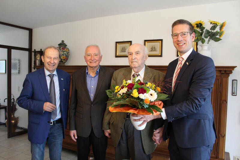 Gemeinsam mit dem stellvertretenden Landrat Michael Ruppert (1.v.l.) besuchte Bürgermeister Christoph Schultz (4.v.l.) den Erkrather Arno Werner (3.v.l.) an seinem 102. Geburtstag. An seiner Seite feierte auch sein Sohn Bürgermeister a.D. Arno Werner (2.v.l.).
