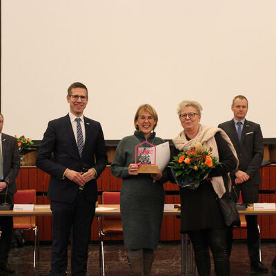 Bürgermeister Schultz (l.) überreichte der ersten Vorsitzenden Stefanie Perkuhn (m.) und der zweiten Kassiererin Andrea Bleichert (r.) des Vereins »Erkrath hält zusammen« den dritten Platz des Heimat-Preises 2022.