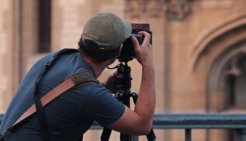 Mann macht ein Foto mit einer professionellen Kamera