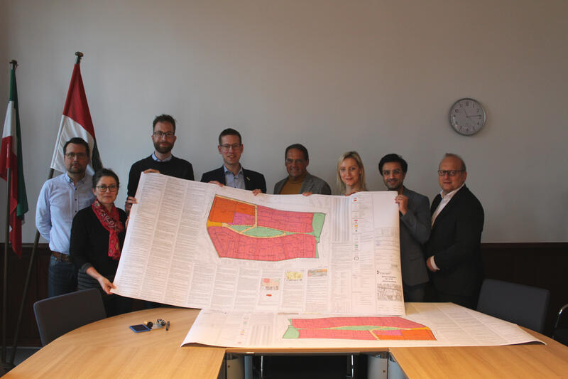 Der vom Rat beschlossene Bebauungsplan Nr. E 35 zum geplanten Wohnquartier »Düssel-Terrassen« am Wimmersberg in Alt-Erkrath wurde nun von Bürgermeister Christoph Schultz unterzeichnet.