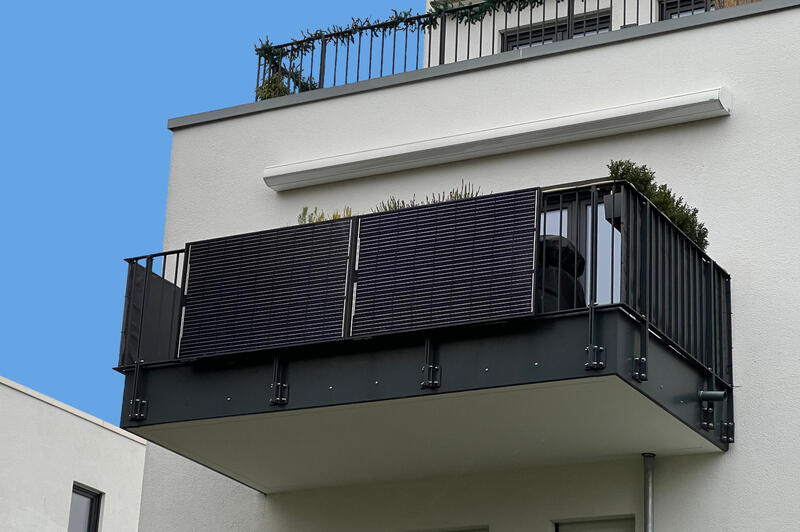 Viele Balkone eignen sich für die Installation einer Stecker-Solaranlage, wie hier zu sehen.