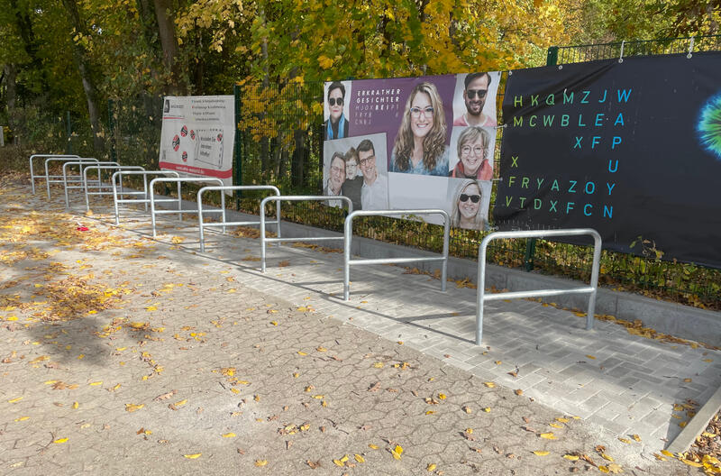 Neue Anlehnbügel für Fahrräder vor dem Toni-Turek-Stadion in Erkrath.