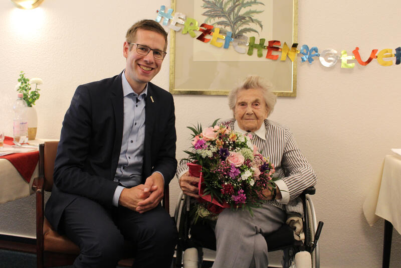 Christa Teichmann an ihrem hundertsten Geburtstag. Bürgermeister Christoph Schultz gratulierte herzlich und überreichte neben einem Strauß Blumen auch regionale Präsente.