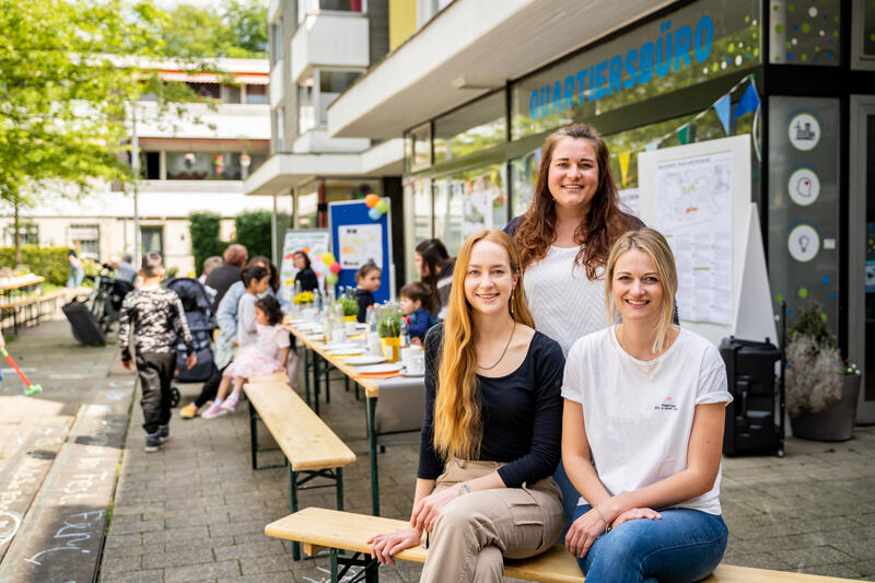 Teammitglieder des Quartiersmanagements Sandheide (v.l.n.r.): Quartiersmanagerin Charlotte Möller, Jasmin Niespodziany und Julia Zinn.