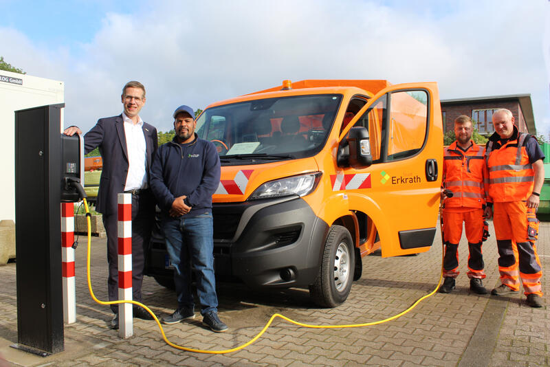 Bürgermeister Christoph Schultz (1.v.l.) und Bauhof-Leiter Nourddin Berdid (2.v.l.) freuen sich gemeinsam mit zwei Mitarbeitern des städtischen Bauhofs über den ersten E-Transporter im Baubetriebshof.
