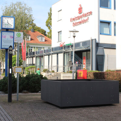 Das neue Hochbeet mit aufmontierter Sitzbank markiert ab Oktober den grünen Eingang zur Bahnstraße.