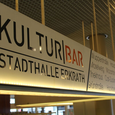 Die KulturBar im Foyer der Stadthalle wurde im Sommer 2023 neu gestaltet.
