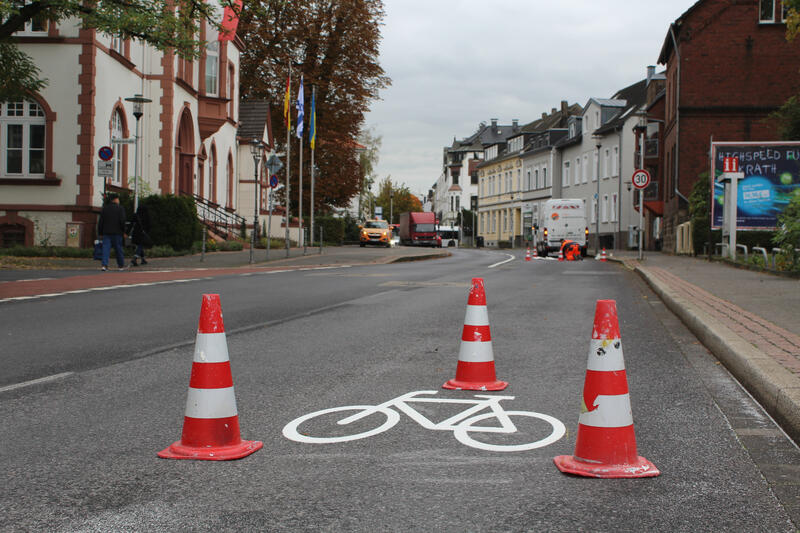 Auf der Bahnstrae sowie Schlterstrae in Alt-Erkrath weisen ab sofort mehrere weie Fahrrad-Piktogramme auf den Radverkehr auf der Fahrspur in Richtung Kreuzstrae hin.