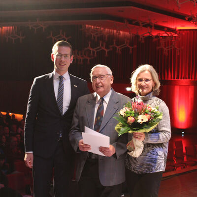 Der Integrationspreis wurde post mortem an Irmtrud Piegeler verliehen. Ehemann Gerd Piegeler (m.) nahm die Ehrung überreicht von Bürgermeister Christoph Schultz (1.v.l.) stellvertretend für seine bereits verstorbene Frau entgegen.