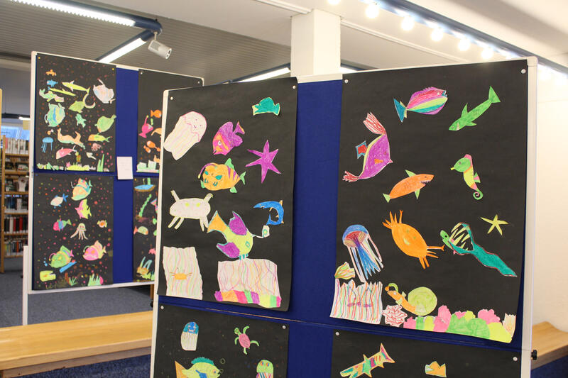 Die im Rahmen des gemeinsamen Projekttages entstandenen Kunstwerke der Grundschulkinder sind noch bis Ende Februar 2024 in der Stadtbücherei im Kaiserhof in Alt-Erkrath zu sehen.