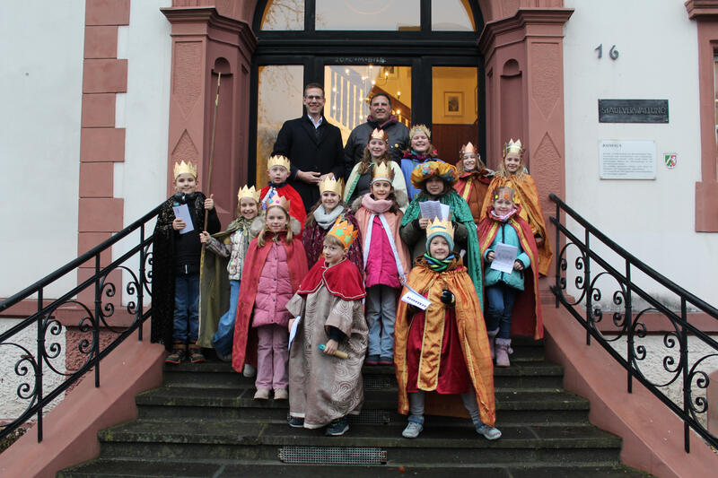 Bürgermeister Christoph Schultz empfing die Sternsinger der Erkrather Pfarrgemeinschaft St. Johannes der Täufer und Mariä Himmelfahrt im Rathaus.