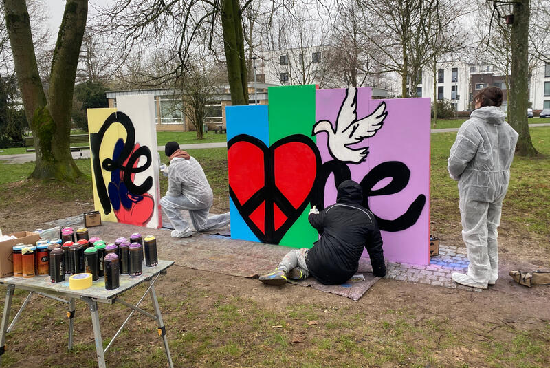 Mehrere Jugendliche brachten zusammen mit Tran Nguyen, Graffiti-Artist und Kunstlehrer an der Carl-Fuhlrott-Schule in Hochdahl, großflächig gesprühte Bilder auf die neue, circa zwei Meter hohe und drei Meter breite Graffiti-Wand im Bavierpark auf.