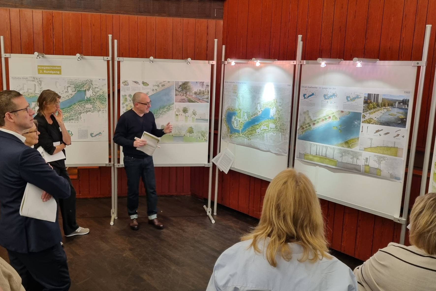Vorstellung und Preisgerichtssitzung der Vorschläge zur Neugestaltung des Stadtweihers an Ausstellwänden