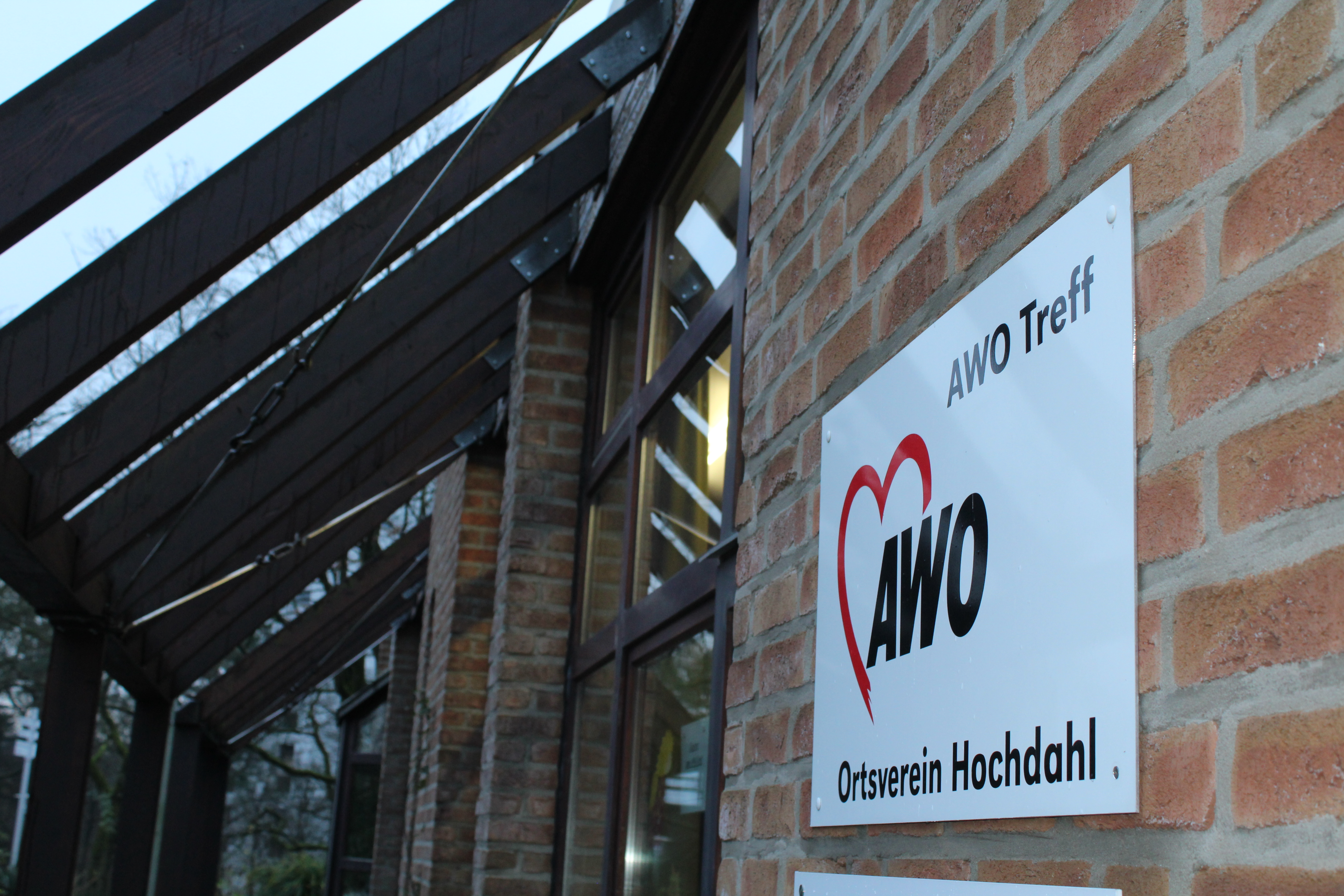 Gebäudeeingangsschild des AWO-Treffs in Hochdahl