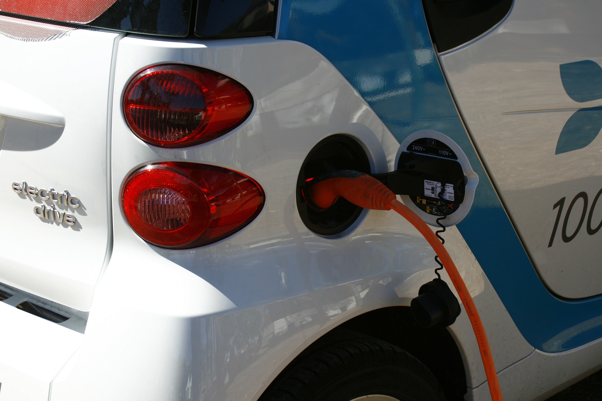 Das Bild zeigt ein Elektrofahrzeug, welches gerade geladen wird