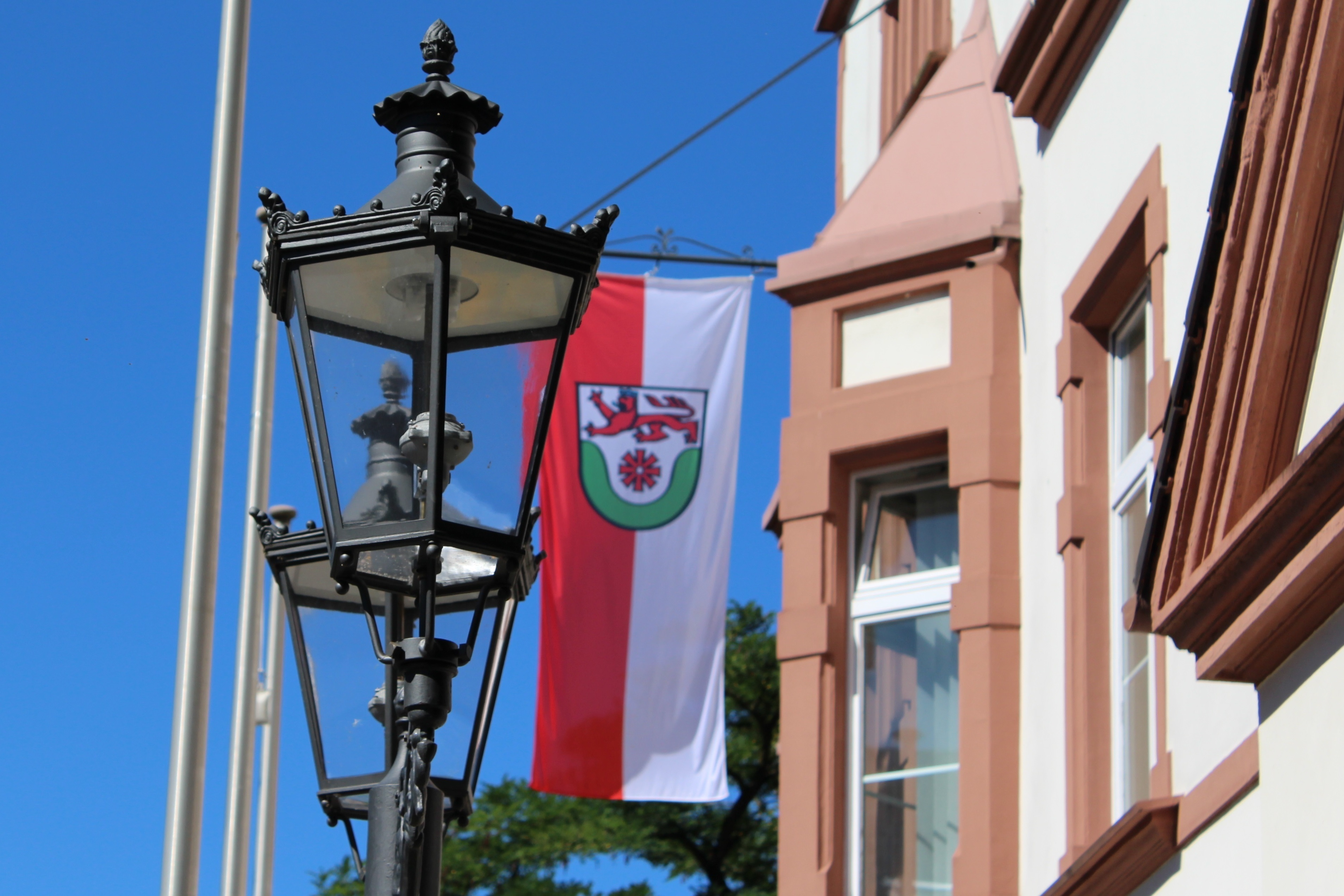 Besondere Straßenlaterne vor dem Rathaus